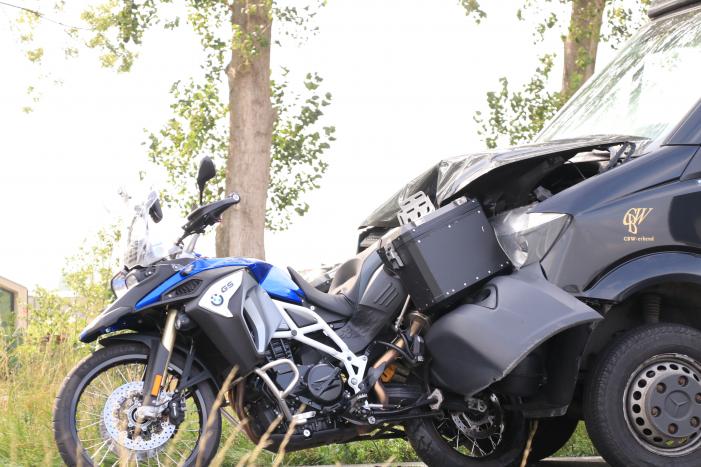 Bestelbus botst achter op motor