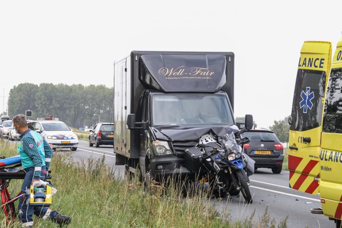 Bestelbus botst achter op motor