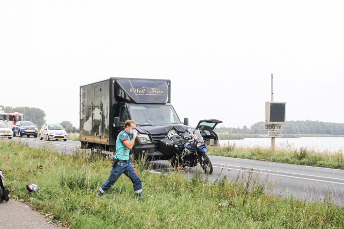 Bestelbus botst achter op motor