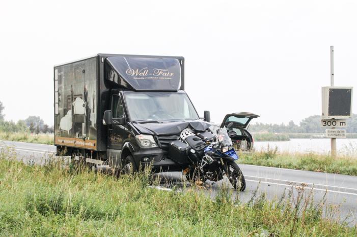 Bestelbus botst achter op motor