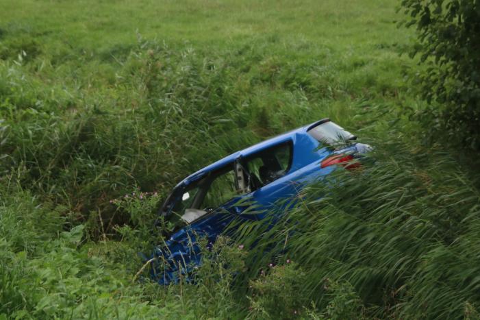 Auto raakt van de weg en belandt in het water