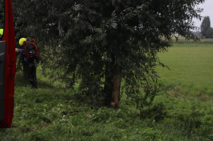 Auto raakt van de weg en belandt in het water