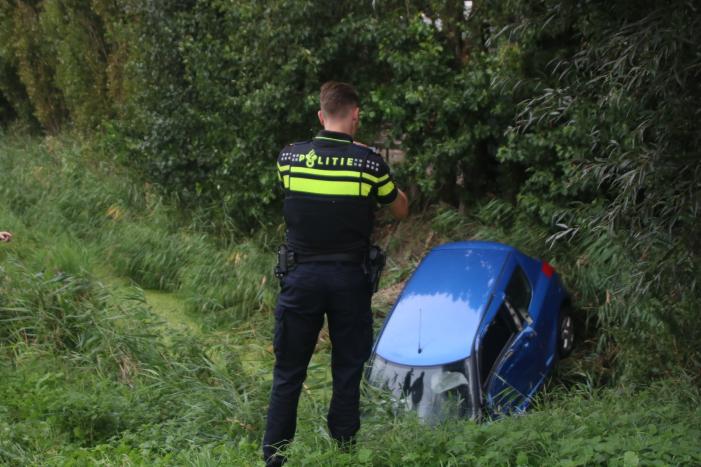 Auto raakt van de weg en belandt in het water