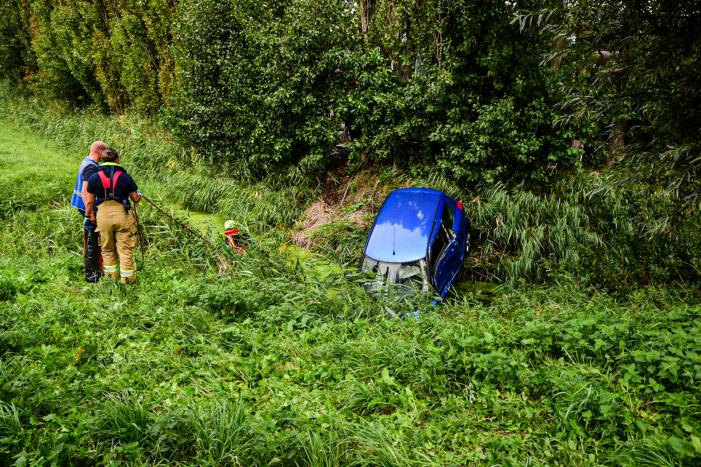 Auto raakt van de weg en belandt in het water