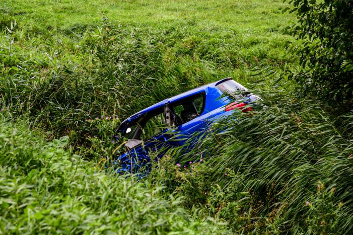 Auto raakt van de weg en belandt in het water
