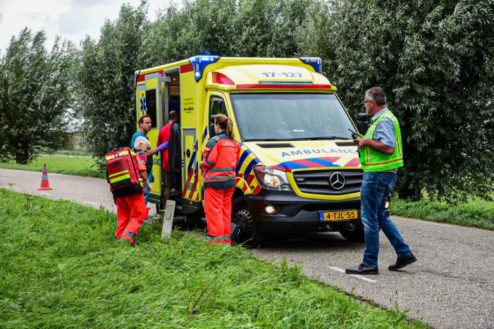 Auto raakt van de weg en belandt in het water