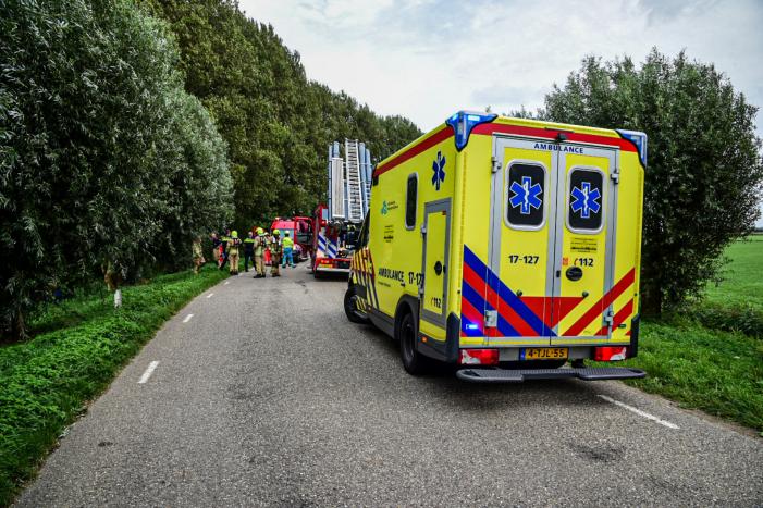 Auto raakt van de weg en belandt in het water
