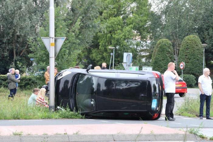 Auto belandt op zijn kant