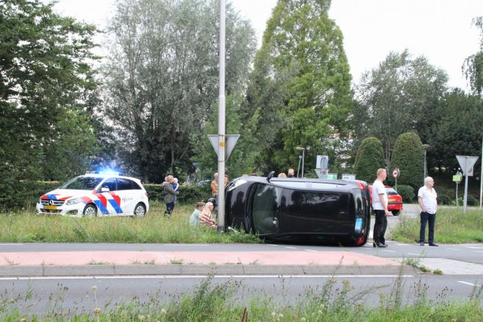 Auto belandt op zijn kant