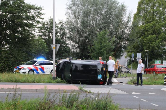 Auto belandt op zijn kant