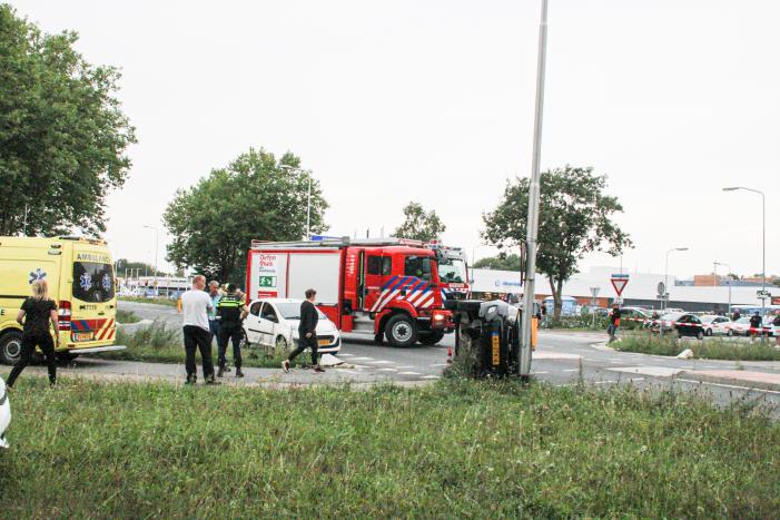 Auto belandt op zijn kant