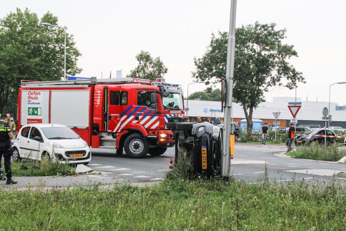 Auto belandt op zijn kant