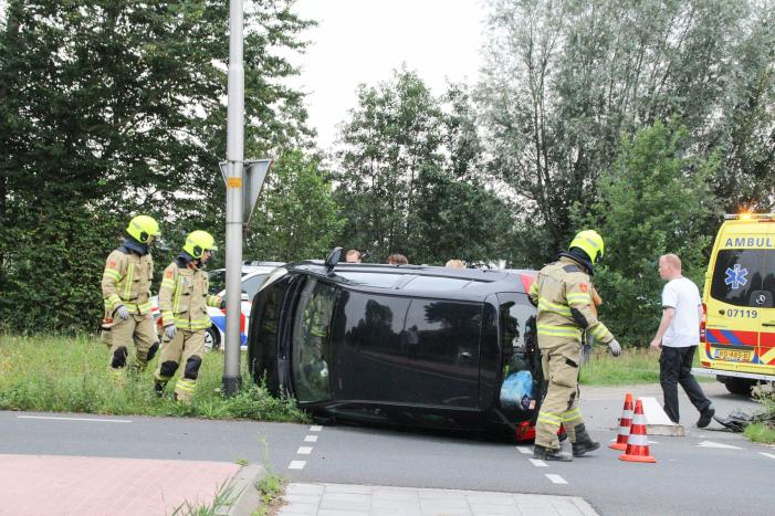 Auto belandt op zijn kant