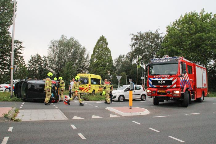 Auto belandt op zijn kant