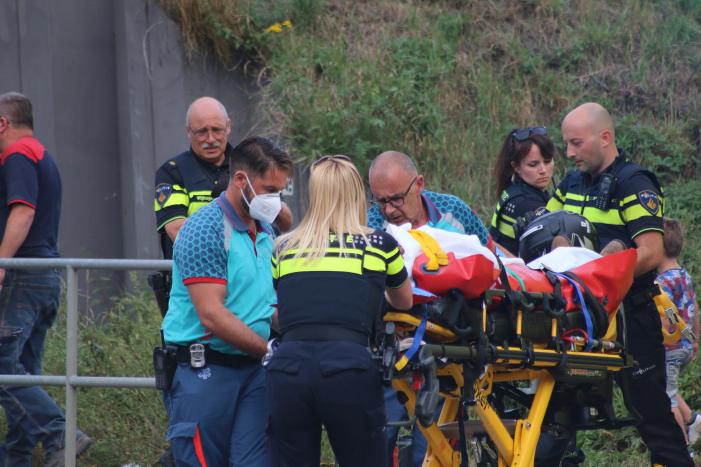 Motrijder raakt van de weg en belandt op fietspad