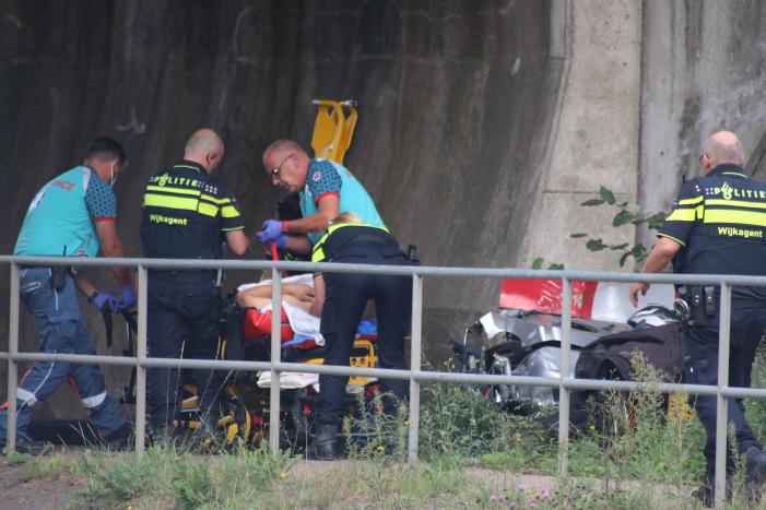 Motrijder raakt van de weg en belandt op fietspad
