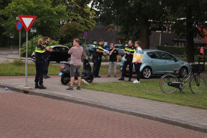 Scooterrijder botst op afslaande auto
