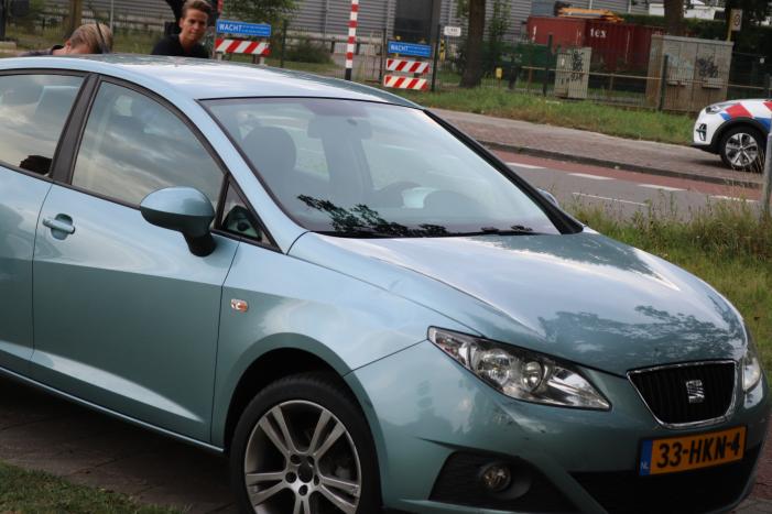 Scooterrijder botst op afslaande auto