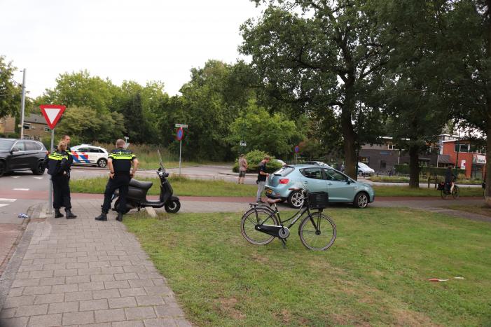 Scooterrijder botst op afslaande auto
