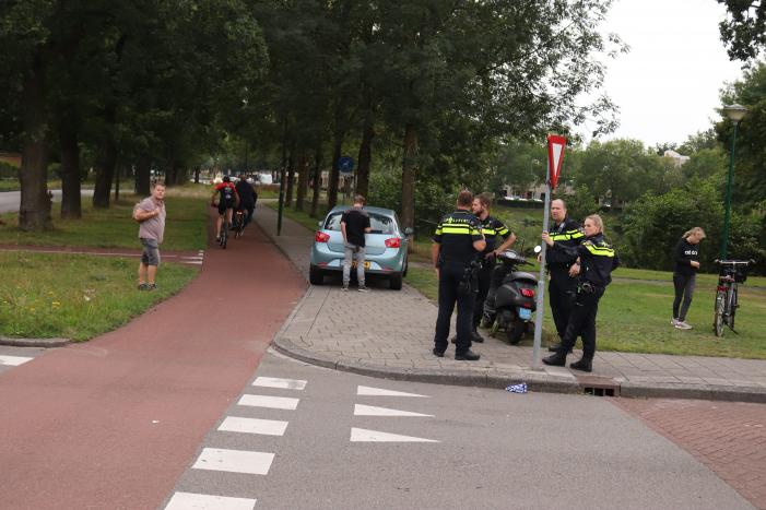 Scooterrijder botst op afslaande auto