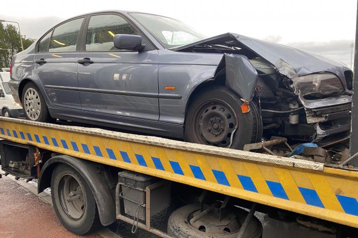 Auto botst tegen hek van brug