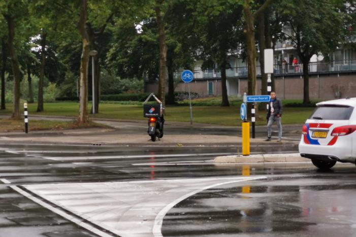 Bezorger aangereden door bestelbus