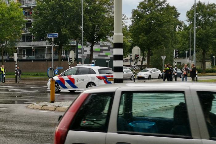 Bezorger aangereden door bestelbus