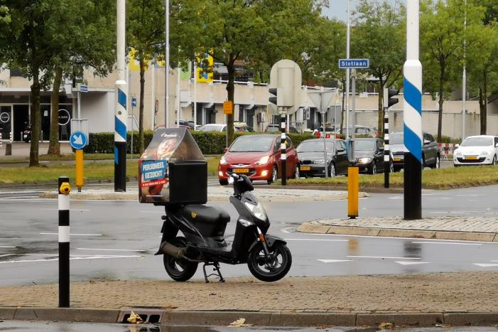 Bezorger aangereden door bestelbus
