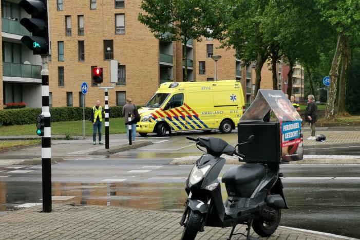 Bezorger aangereden door bestelbus