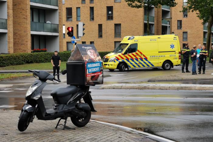 Bezorger aangereden door bestelbus