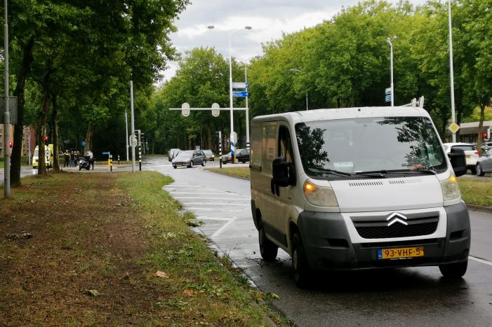 Bezorger aangereden door bestelbus