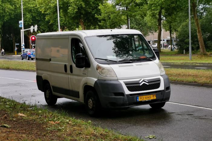 Bezorger aangereden door bestelbus