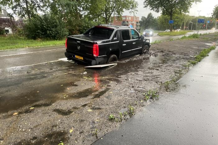Chevrolet pickup komt vast te zitten in blubber