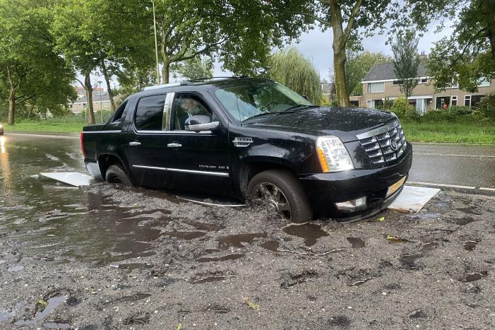 Chevrolet pickup komt vast te zitten in blubber