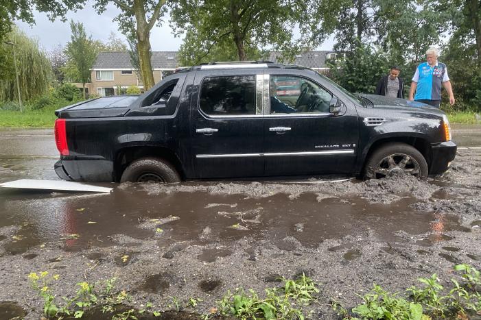 Chevrolet pickup komt vast te zitten in blubber