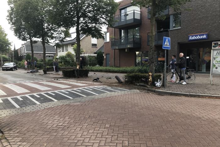 Enorme schade na crash bij oversteekplaats
