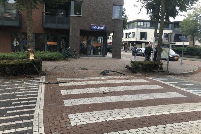 Enorme schade na crash bij oversteekplaats