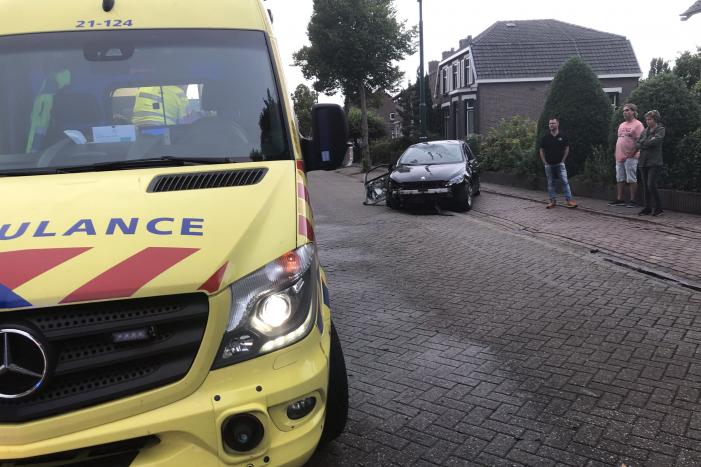 Enorme schade na crash bij oversteekplaats