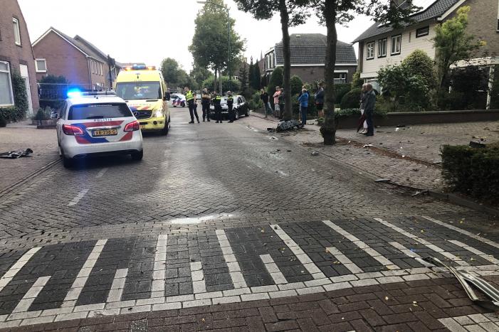 Enorme schade na crash bij oversteekplaats