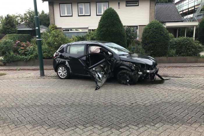 Enorme schade na crash bij oversteekplaats
