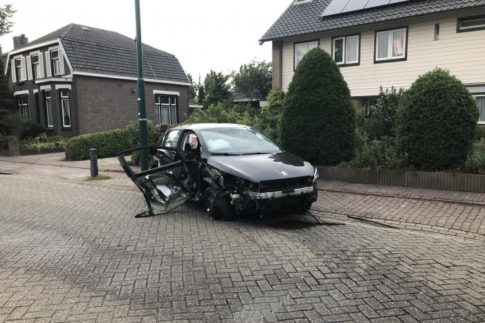 Enorme schade na crash bij oversteekplaats
