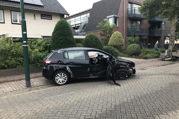 Enorme schade na crash bij oversteekplaats