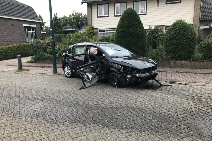 Enorme schade na crash bij oversteekplaats