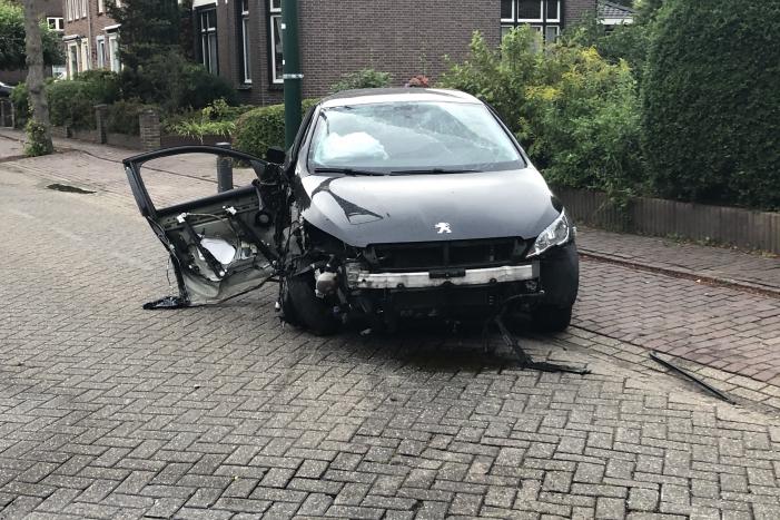 Enorme schade na crash bij oversteekplaats