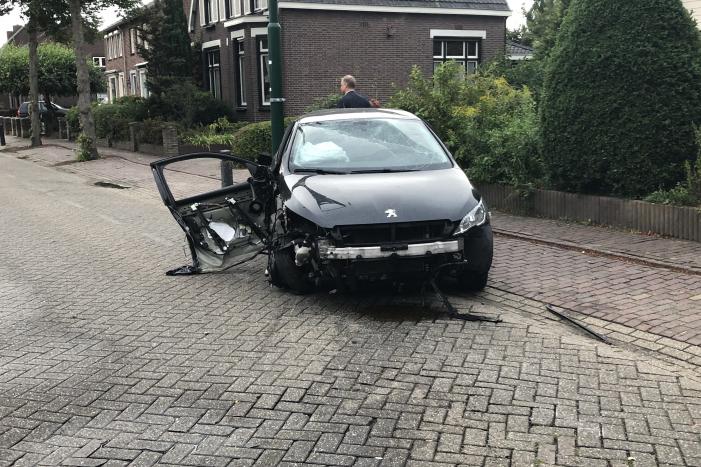 Enorme schade na crash bij oversteekplaats