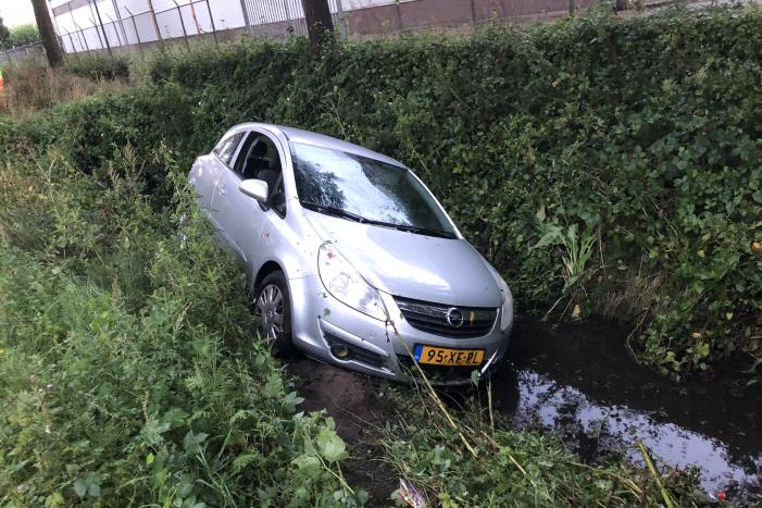 Auto raakt van de weg en belandt in sloot