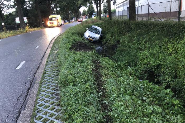 Auto raakt van de weg en belandt in sloot