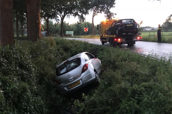 Auto raakt van de weg en belandt in sloot