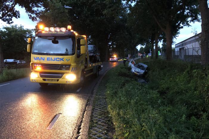 Auto raakt van de weg en belandt in sloot