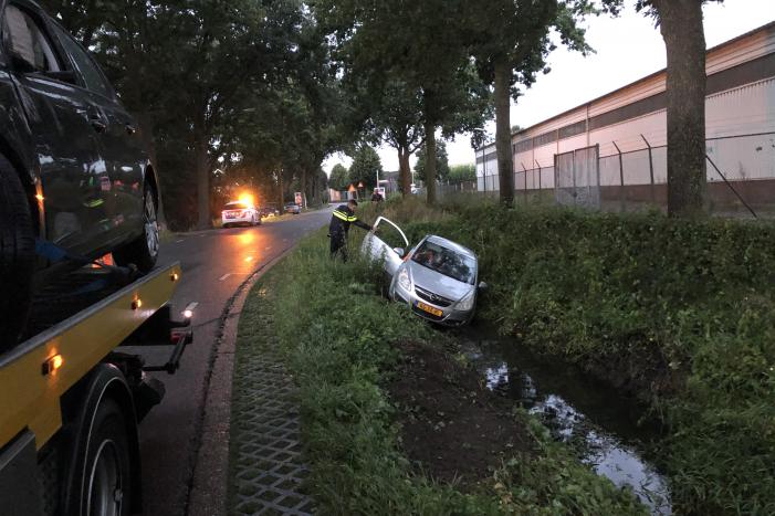 Auto raakt van de weg en belandt in sloot